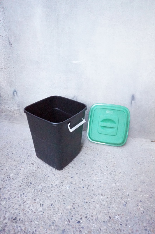 cubo basura plastico cierre hermetico 50_5x40x40 _8eu._ 1u